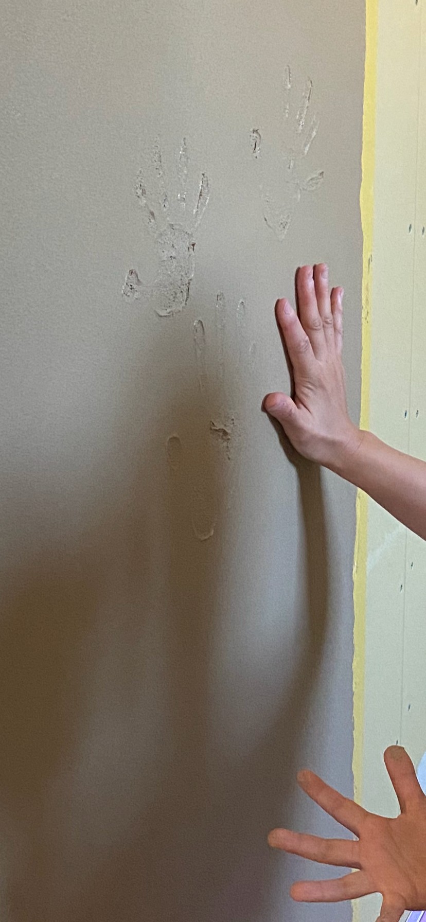 家族で塗り壁に手形を残す